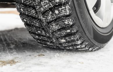Däck med dubbar på snöig väg